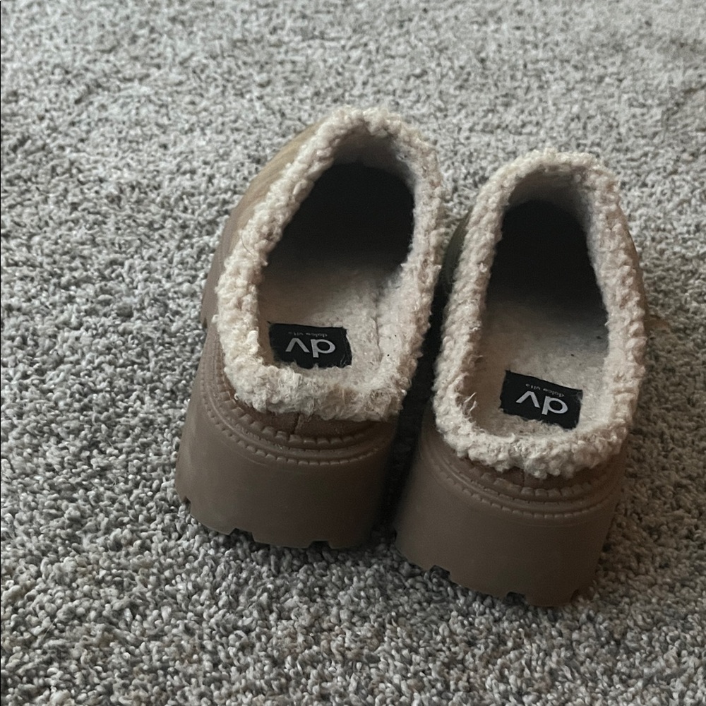 DV by Dolce Vita Women’s Tan Suede Slip-On Clogs, size 6 - Picture 3 of 5